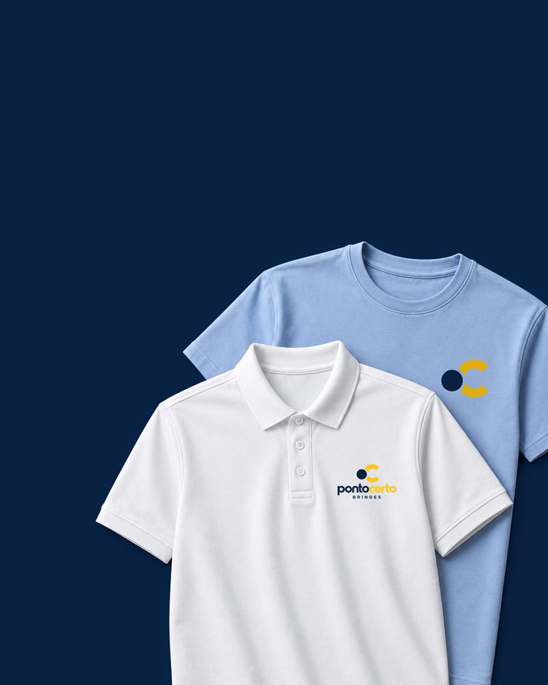 Camisa polo branca com a logo Ponto Certo Brindes bordada no peito e camiseta azul-claro com o símbolo da marca.
