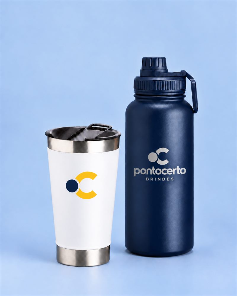 Copo inox branco com o símbolo da Ponto Certo Brindes e garrafa térmica azul-marinho com a logo completa gravada no corpo.