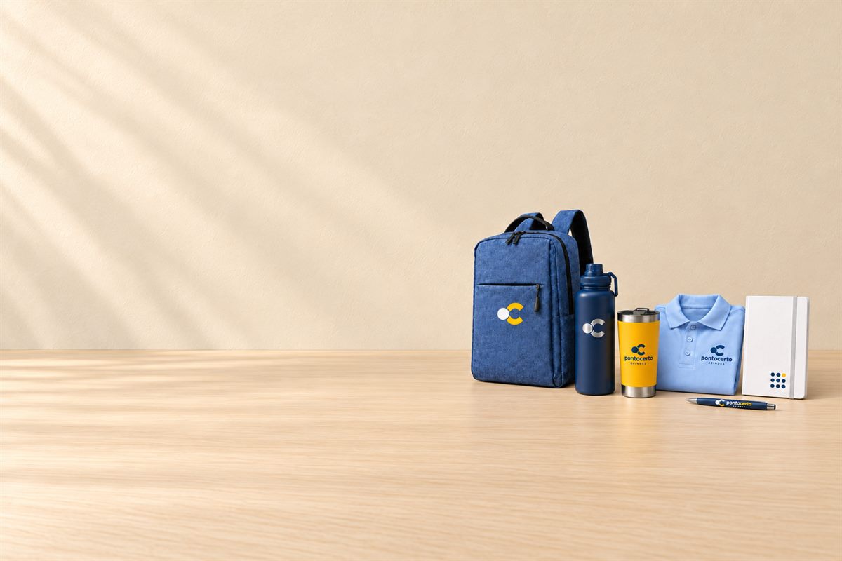 Kit corporativo completo: mochila azul mesclado, garrafa azul-marinho, copo amarelo, camisa polo azul-claro, caderneta branca e caneta azul-marinho, todos com a logo Ponto Certo Brindes.