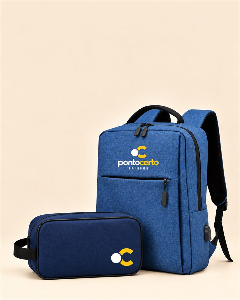 Mochila de nylon azul mesclado com a logo Ponto Certo Brindes no bolso frontal e necessaire azul-marinho com o símbolo da marca.
