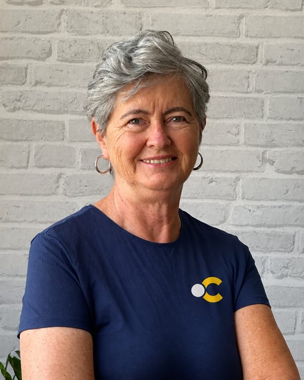 Sueli, fundadora e diretora comercial da Ponto Certo Brindes, com a camisa da empresa.