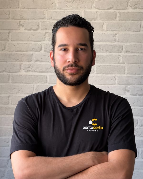 Fillipe, consultor de vendas da Ponto Certo Brindes, com a camisa da empresa.
