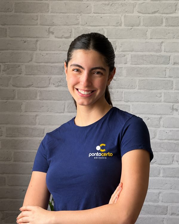 Catarina, consultora de vendas da Ponto Certo Brindes, com a camisa da empresa.
