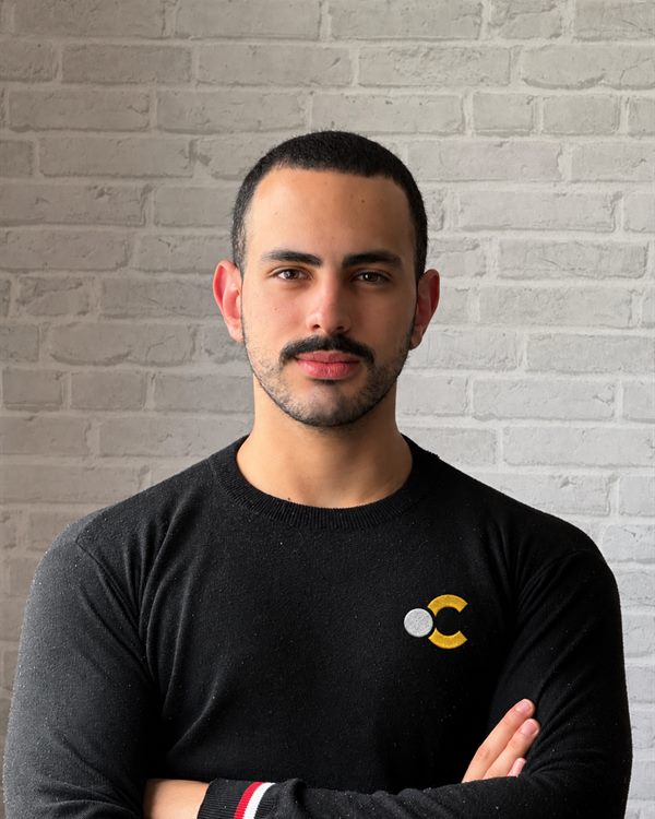 Vinícius, consultor de vendas da Ponto Certo Brindes, com a camisa da empresa.
