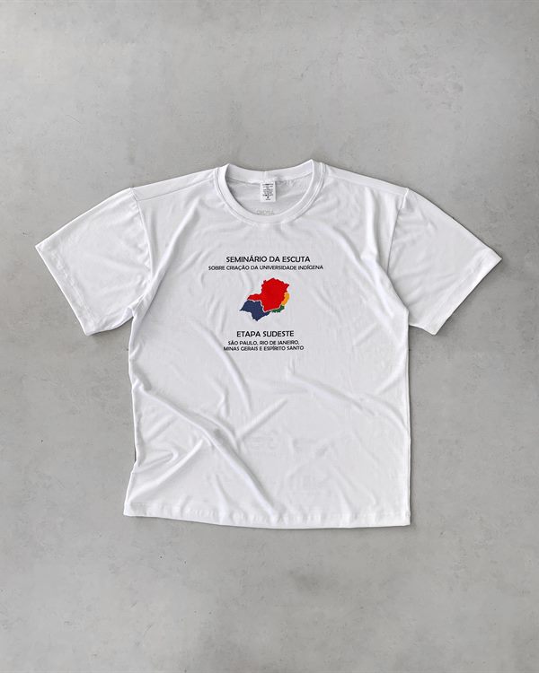 Camisa na malha PV personalizada em DTF, produzida pela Ponto Certo Brindes.