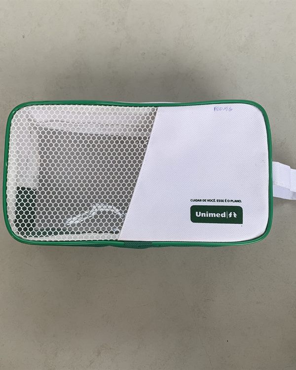 Necessaire de nylon personalizada no silk, produzida pela Ponto Certo Brindes.