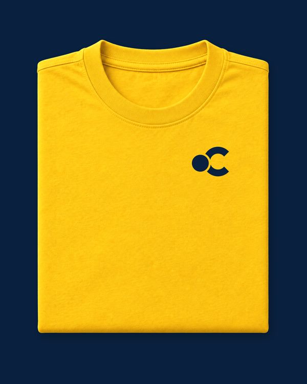 Camiseta amarela de malha PV com gola redonda canelada e o símbolo da Ponto Certo Brindes no peito esquerdo.