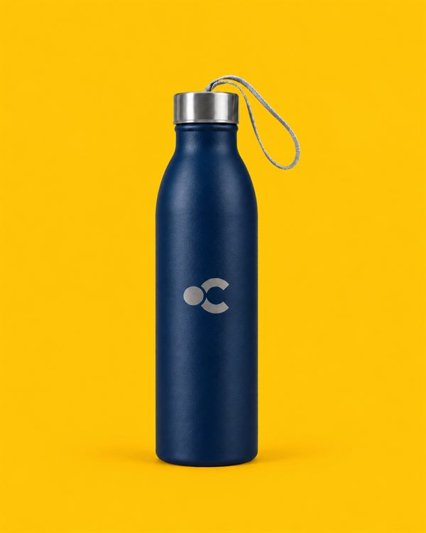 Garrafa de inox de 750 ml azul-marinho fosco, com tampa rosqueável de aço escovado, alça de nylon e o símbolo da Ponto Certo Brindes gravado a laser no corpo.