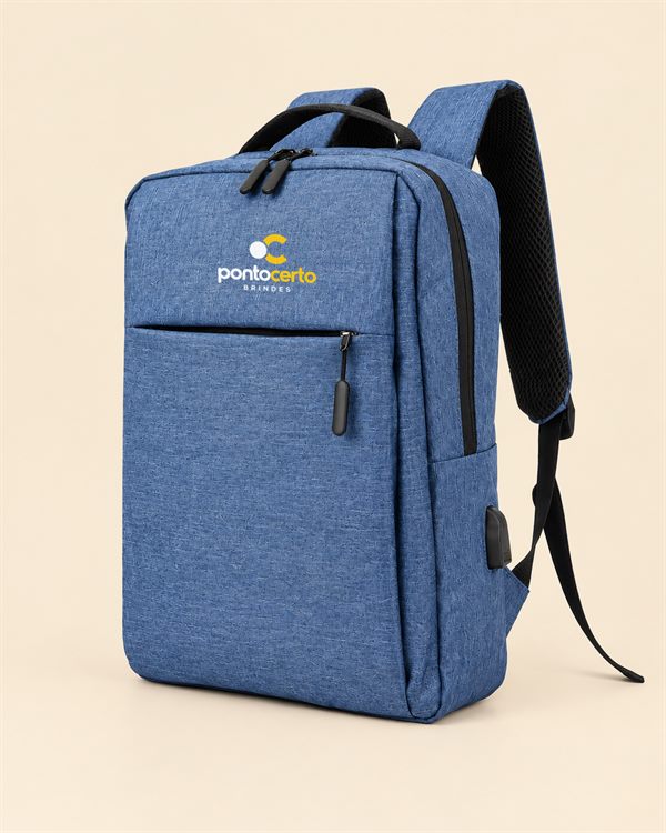 Mochila de nylon azul mesclado com alças pretas acolchoadas e a logo Ponto Certo Brindes aplicada no bolso frontal.